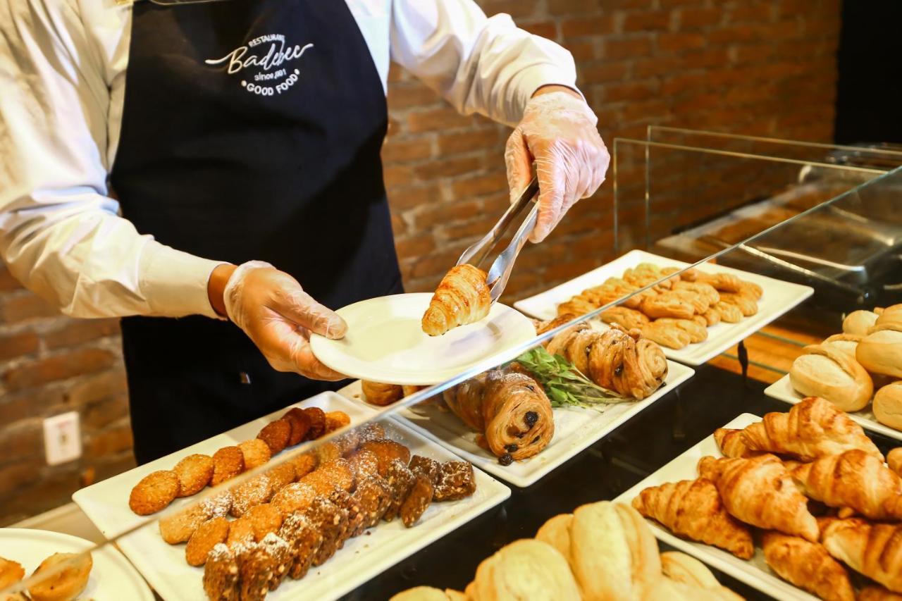 Radisson Vila Olimpia São Paulo Luaran gambar A pastry chef serving pastries