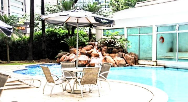 Radisson Vila Olimpia São Paulo Luaran gambar A poolside table and chairs